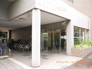 【エントランス】 | タイル敷きのとても開放感あるエントランスです。