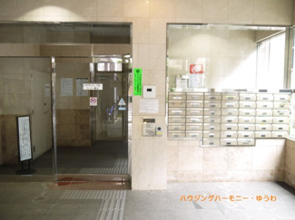 【その他共用部分】 | 清潔感と歓迎感があるエントランスホールとなります。