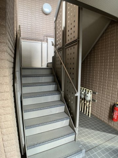 【その他共用部分】 | 外からの目線も気にならない内階段仕様です！