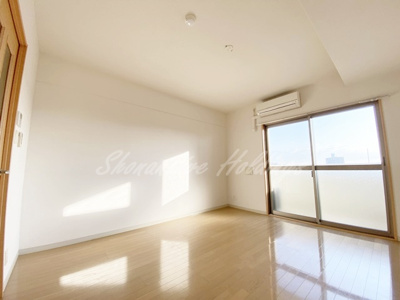 【居間・リビング】 | ノース ストリート湘南C-X | 広々8帖洋室♪