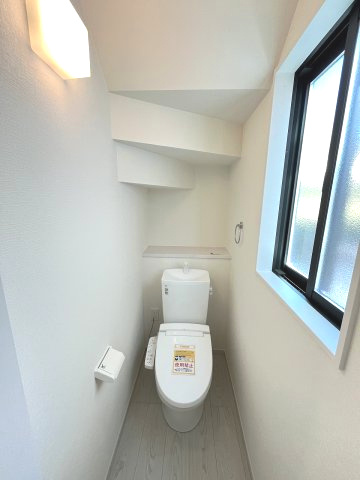 【トイレ】 | 糟屋郡宇美町障子岳3丁目1期　3号棟（全4棟）【仲介手数料無料・0円】 | 施工例。1階のトイレです。施工例は完成時と異なる場合があります。