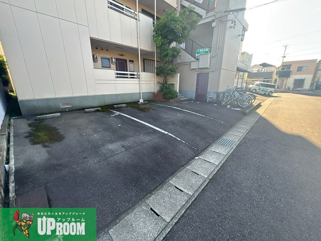 マンション若山の駐車場