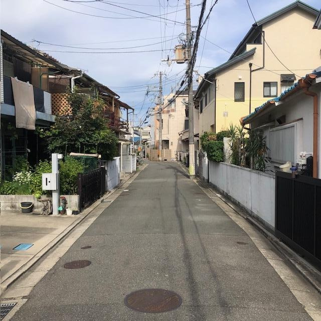 中古戸建 大東市諸福2丁目（平成5年築）の前面道路含む現地写真
