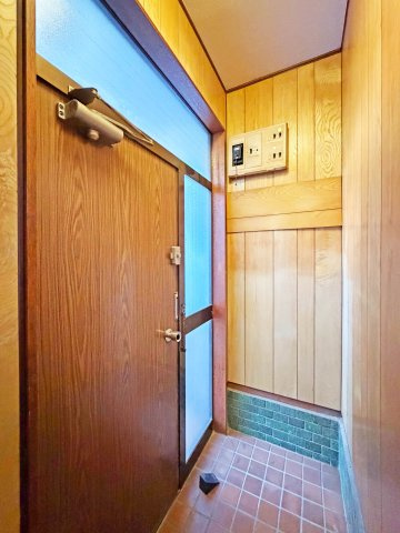 惟信町5丁目戸建の玄関