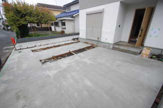 【駐車場】 | 【仲介手数料無料！！】八王子市長沼町　新築戸建て（全2棟）1号棟　5399万円 | 並列3台分（間口7.78m）