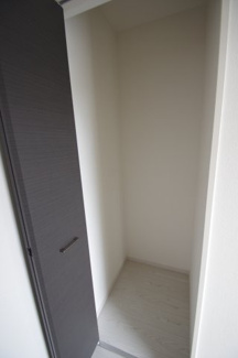 【収納】 | 【仲介手数料無料！！】八王子市長沼町　新築戸建て（全2棟）1号棟　5399万円 | 下駄箱とは別に半畳分の収納スペースがあります。