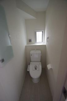 【トイレ】 | 【仲介手数料無料！！】八王子市長沼町　新築戸建て（全2棟）1号棟　5399万円 | 1階トイレ