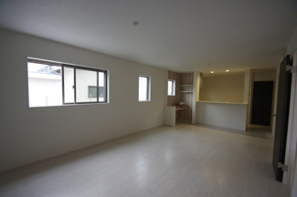 【居間・リビング】 | 【仲介手数料無料！！】八王子市長沼町　新築戸建て（全2棟）1号棟　5399万円