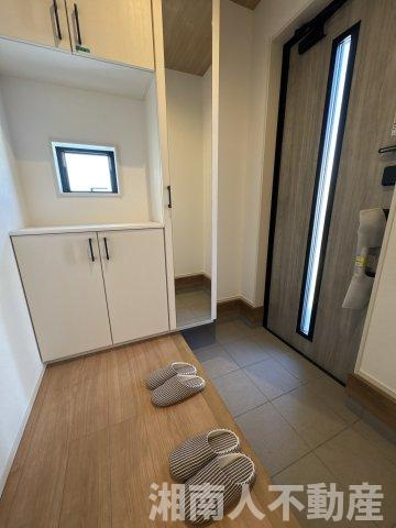 平塚市南金目　新築戸建の玄関|明るい玄関です