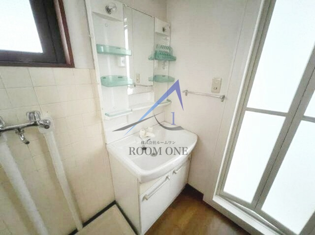 ヒルトップマンションの洗面所|独立洗面台です。