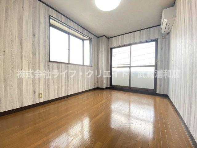 高里ハイツの居間・リビング