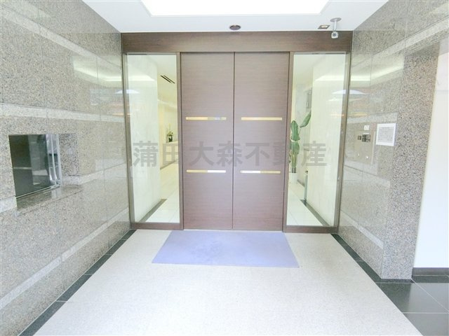 クロスレジデンス蒲田のエントランス|オートロックと宅配ボックス付きのエントランス