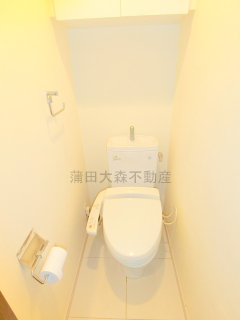 クロスレジデンス蒲田のトイレ|棚と温水洗浄便座付きトイレ