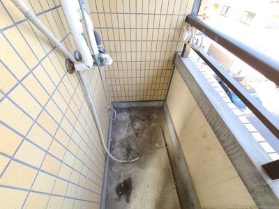 【設備】 | スクエアレジデンス豊里 | バルコニーに洗濯機置き場があります