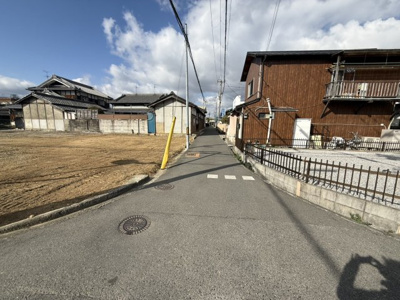 【前面道路含む現地写真】 | 【プレイワーク陶器北】北東角地・土地119坪・建築条件なし・更地渡し | 前面道路含む現地写真です