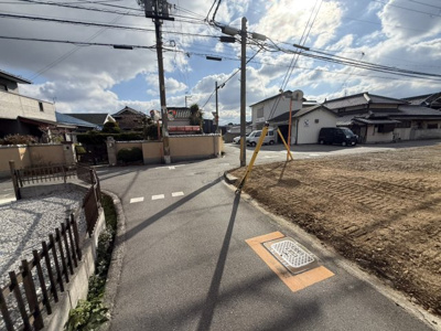 【前面道路含む現地写真】 | 【プレイワーク陶器北】北東角地・土地119坪・建築条件なし・更地渡し | 前面道路含む現地写真です
