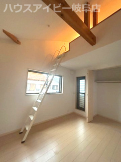 【洋室】 | 岐阜市加納花ノ木町築19年！お車並列3台可能！カーポート付き！敷地はゆとりの66坪！リフォーム済み！ | 岐阜市加納花ノ木町築19年！お車並列3台可能！カーポート付き！敷地はゆとりの66坪！リフォーム済み！