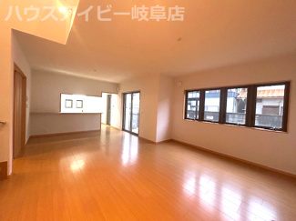 【居間・リビング】 | 岐阜市加納花ノ木町築19年！お車並列3台可能！カーポート付き！敷地はゆとりの66坪！リフォーム済み！ | 岐阜市加納花ノ木町築19年！お車並列3台可能！カーポート付き！敷地はゆとりの66坪！リフォーム済み！