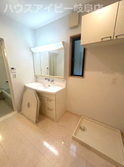 【独立洗面台】 | 岐阜市加納花ノ木町築19年！お車並列3台可能！カーポート付き！敷地はゆとりの66坪！リフォーム済み！ | 岐阜市加納花ノ木町築19年！お車並列3台可能！カーポート付き！敷地はゆとりの66坪！リフォーム済み！