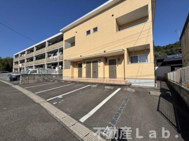 シャルールＢの駐車場