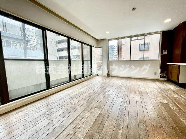 オスカー第1ビルの居間・リビング