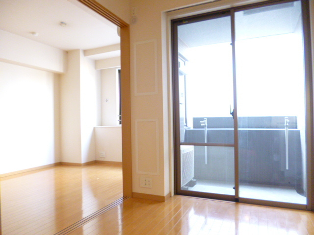 ルピナス王子駅前の居間・リビング|大窓なので陽当りが良好なお部屋になっています☆