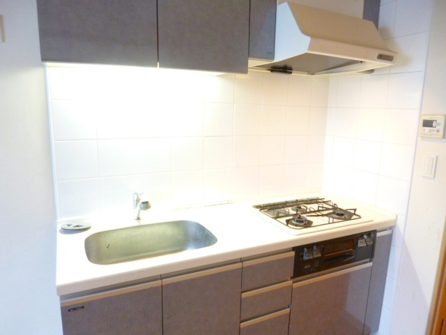 ルピナス王子駅前のキッチン|収納設備の整ったシステムキッチンです♪