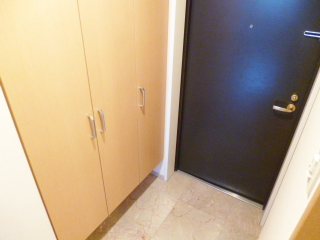 ルピナス王子駅前の玄関|収納設備が備わった玄関です♪