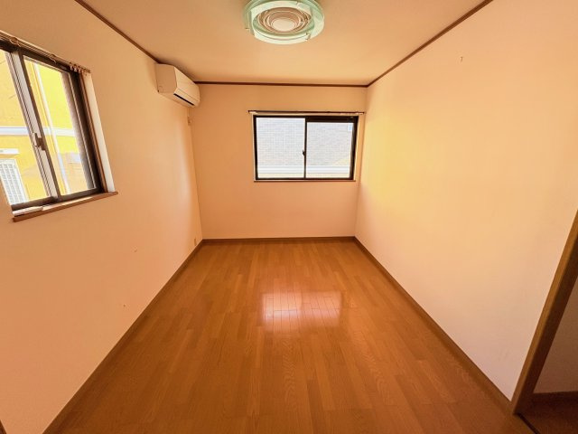 三田市つつじが丘北3丁目戸建の洋室