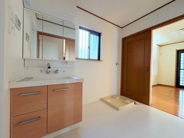 三田市つつじが丘北3丁目戸建の独立洗面台