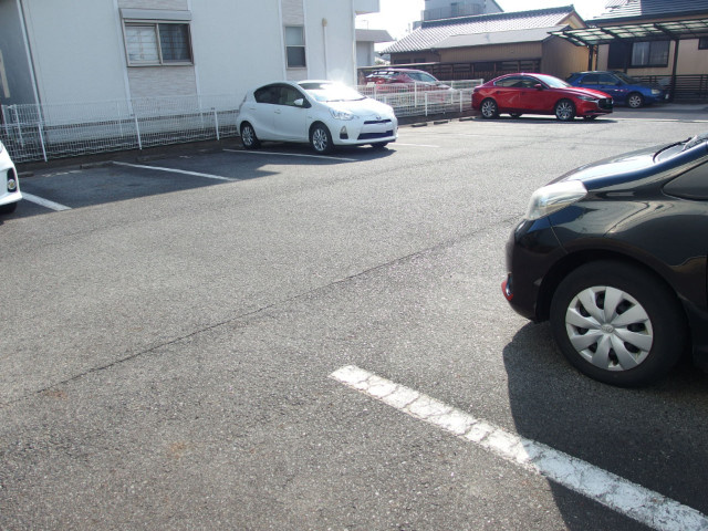 エステートワタリの駐車場
