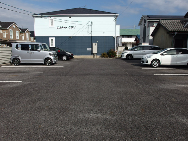 エステートワタリの駐車場