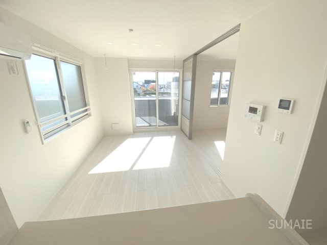 Bleu　Lapinの居間・リビング|キッチンカンターより