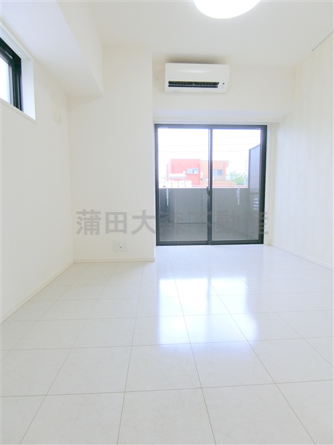 セジョリ蒲田の居間・リビング|2面採光の洋室　合わせやすい白基調の内装