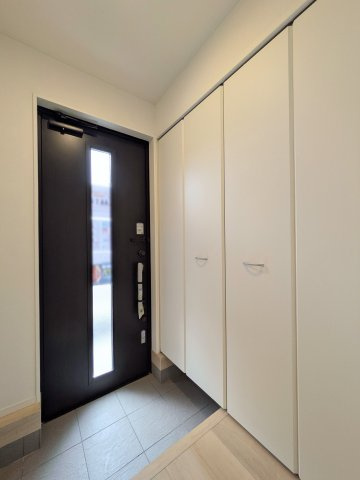 明石市大久保町谷八木新築戸建３号棟の玄関