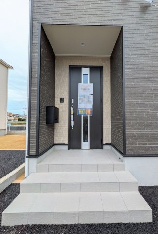 明石市大久保町谷八木新築戸建３号棟の玄関