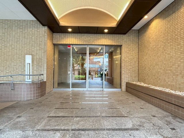 石神井公園ピアレスＡ棟　西武池袋線　石神井公園のエントランス|落ち着いたエントランスが、住む方を丁寧に迎えます。オートロックで安心のセキュリティ。