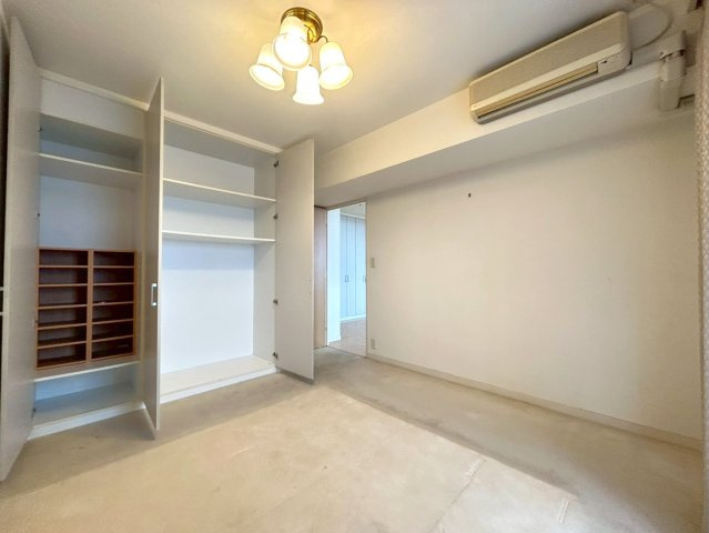 石神井公園ピアレスＡ棟　西武池袋線　石神井公園の洋室|生活感を隠しやすい収納設計で、お部屋がすっきり整います。