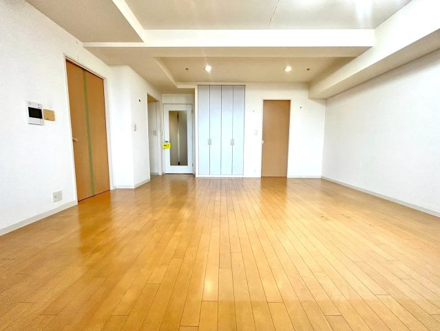 石神井公園ピアレスＡ棟　西武池袋線　石神井公園の居間・リビング|明るく開放的な本住宅を象徴するリビングでございます。