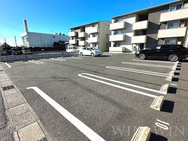 ティー.アイビー Aの駐車場