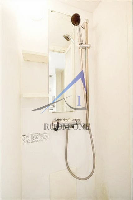 フリングホルニの浴室|シャワールームです。