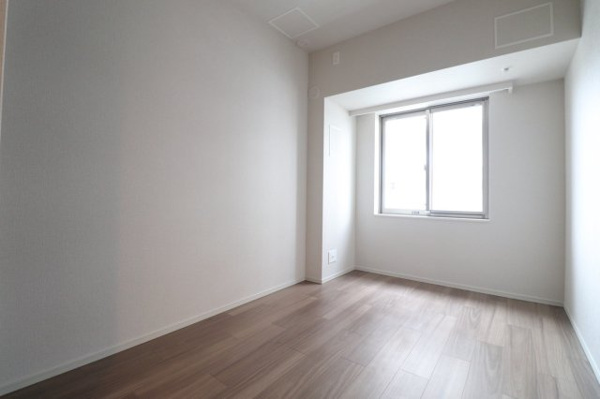 【トイレ】 | 【トイレ】スタイリッシュなタンクレストイレ！物入も壁に埋めこまれているので、すっきりとした空間です！