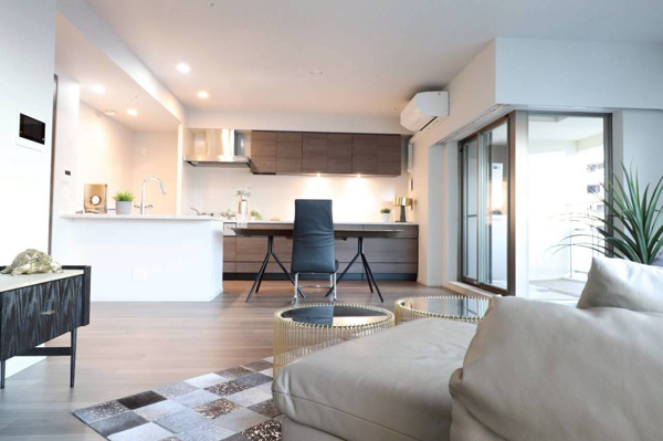 【居間・リビング】 | 【リビングダイニング】キッチン横にバルコニーがあり、風通しが良く、換気もラクラク！