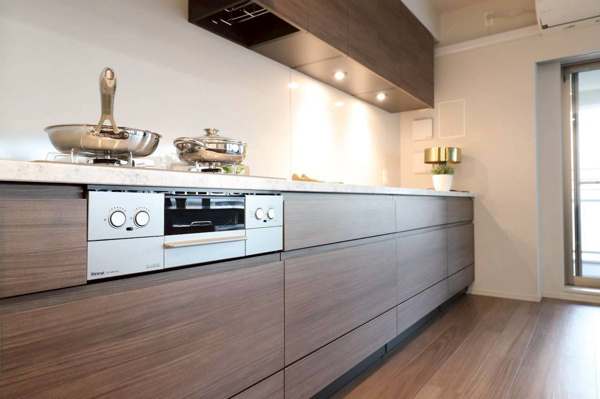 【展望】 | 【物件からの眺望】6階ながら抜け感あり。前面が道路なので、隣の建物とも距離があります。