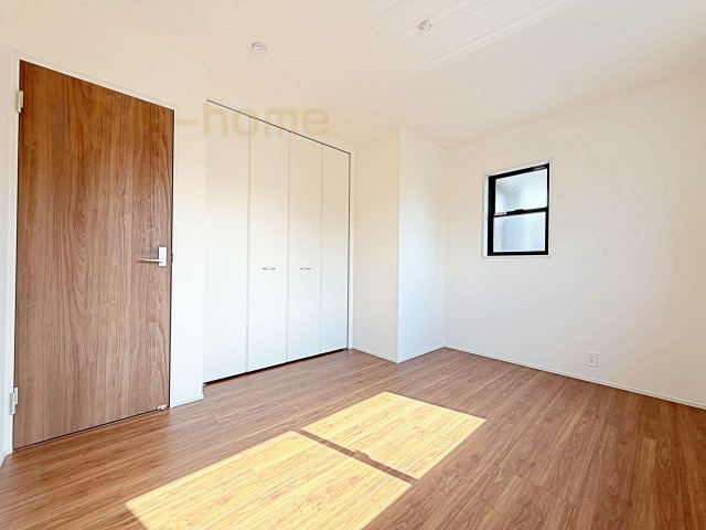 第2土浦市並木　新築戸建て　1号棟の洋室|どんな部屋家具も合わせやすいシンプルな洋室！
たっぷりの日差しと心地よい風が舞い込む住まい♪