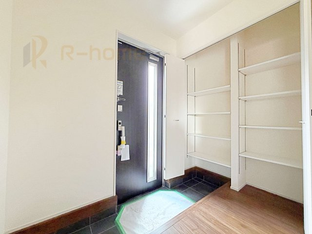 第2土浦市並木　新築戸建て　1号棟の玄関|気持ちよくご家族やゲストを送迎できる穏やかな雰囲気の玄関♪大きな下駄箱で玄関廻りスッキリ♪