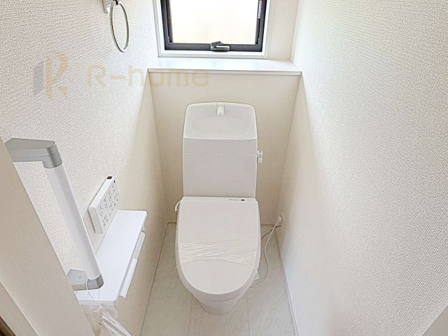 第2土浦市並木　新築戸建て　1号棟のトイレ|温水洗浄便座付きのトイレ。
トイレが２ヵ所設置で朝の忙しい時間でも安心です。