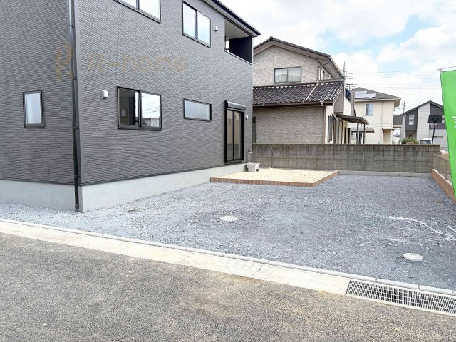 第2土浦市並木　新築戸建て　1号棟の駐車場|カースペースは3台完備。ゲスト用のスペースも確保できますね♪