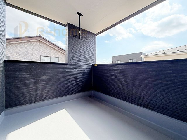 第2土浦市並木　新築戸建て　1号棟のバルコニー|急な雨でも安心のインナーバルコニー♪忙しいご夫婦も大満足♪