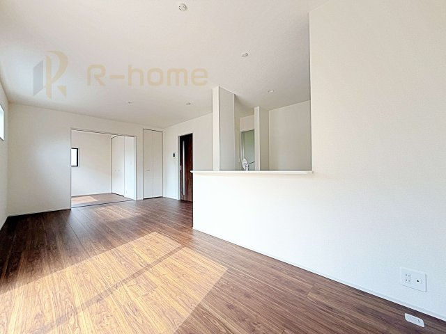 第2土浦市並木　新築戸建て　1号棟の居間・リビング|広々とした余裕のあるリビングです♪大きな窓からは自然光が届きます。